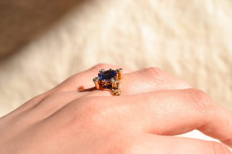 Bague 50 Bague saphir synthétique Verneuil en or jaune 18 carats et diamants 58 Facettes Ref3400