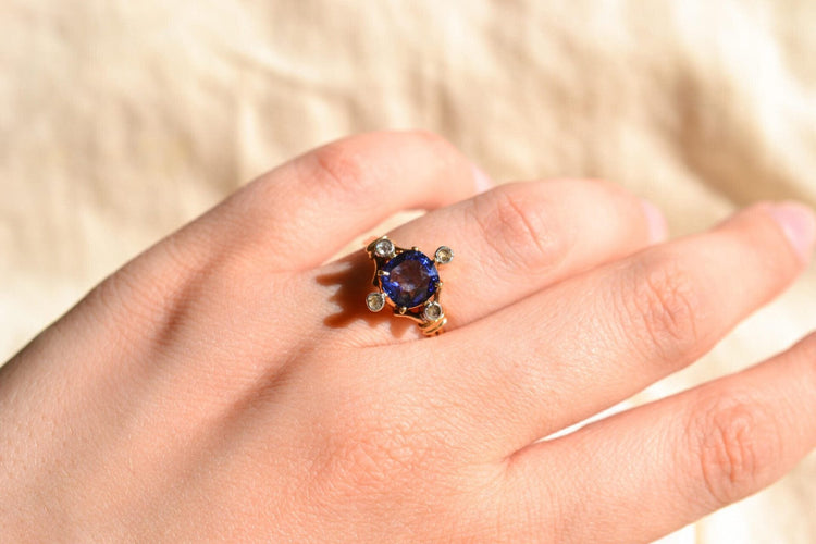 Bague 50 Bague saphir synthétique Verneuil en or jaune 18 carats et diamants 58 Facettes Ref3400