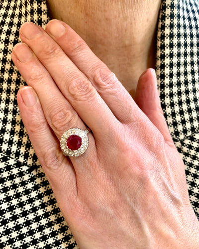 Bague 57 Bague marguerite - Rubis birman 2,01 ct et diamants en platine et or gris 18 carats 58 Facettes BRU55