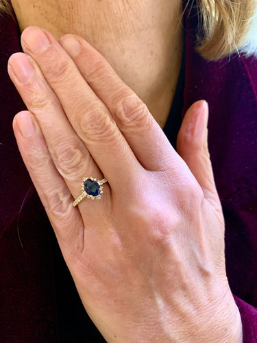 Bague 53.5 Bague Pompadour - Saphir ovale 1,47 ct et diamants en or jaune 18 carats 58 Facettes BSA104