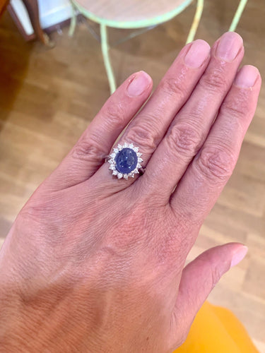 Bague 50 Bague Pompadour saphir cabochon et diamants en or gris 18 carats 58 Facettes BSA65