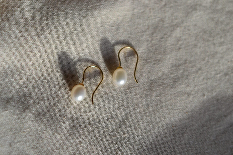 Boucles d'oreilles Pendants d'oreilles à perles d’eau douce ovales en or jaune 18 carats 58 Facettes 3686
