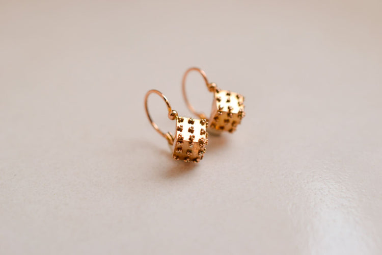 Boucles d'oreilles Boucles d’oreilles dormeuses géométriques en or jaune 18 carats 58 Facettes Ref3157