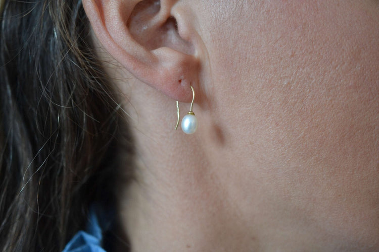 Boucles d'oreilles Pendants d'oreilles à perles d’eau douce ovales en or jaune 18 carats 58 Facettes 3686