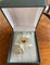 Broche Broche lys vintage en or jaune 18 carats, cristal de roche et diamants 58 Facettes BRO38