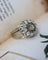 Bague 59 Bague Marguerite 1950 en or blanc et diamants 58 Facettes C2091