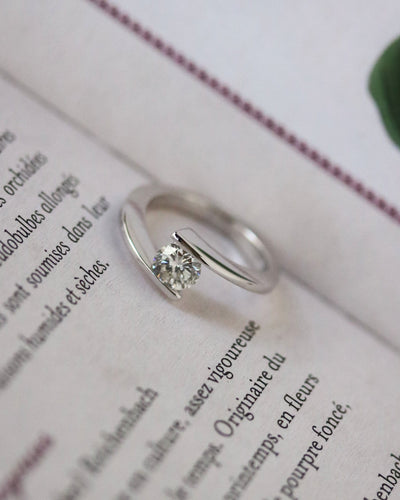 Bague 53 Bague solitaire moderne en or blanc et diamant ~0,80 ct 58 Facettes C2103