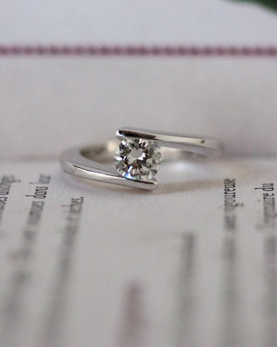 Bague 53 Bague solitaire moderne en or blanc et diamant ~0,80 ct 58 Facettes C2103