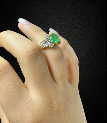 Bague Bague en or jaune 18 carats avec émeraude poire et diamants 58 Facettes