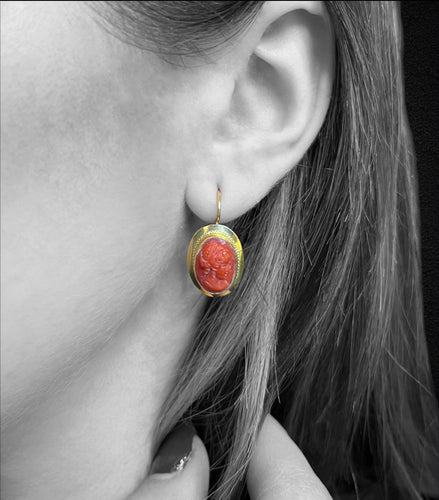 Boucles d'oreilles Boucles d’oreilles camées en or jaune 18K et corail, style Rome antique 58 Facettes