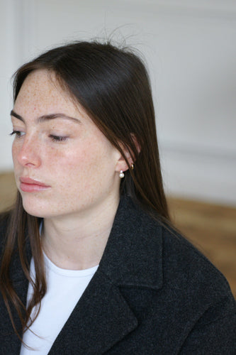 Boucles d'oreilles Boucles d’oreilles dormeuses perles mabé et saphirs blancs en or jaune 18k 58 Facettes