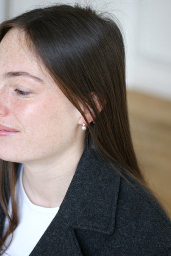 Boucles d'oreilles Boucles d’oreilles dormeuses perles mabé et saphirs blancs en or jaune 18k 58 Facettes