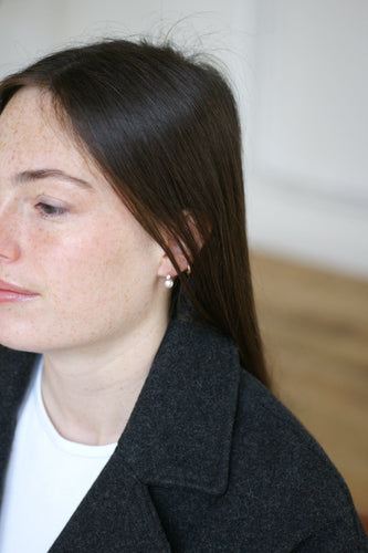 Boucles d'oreilles Boucles d’oreilles dormeuses perles mabé et saphirs blancs en or jaune 18k 58 Facettes