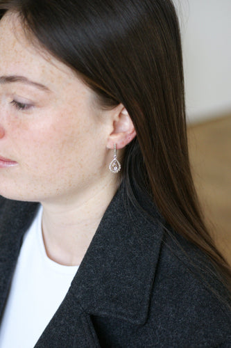 Boucles d'oreilles Boucles d’oreilles dormeuses goutte Art Déco en or jaune et blanc et diamants 58 Facettes