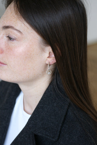 Boucles d'oreilles Boucles d’oreilles dormeuses goutte Art Déco en or jaune et blanc et diamants 58 Facettes