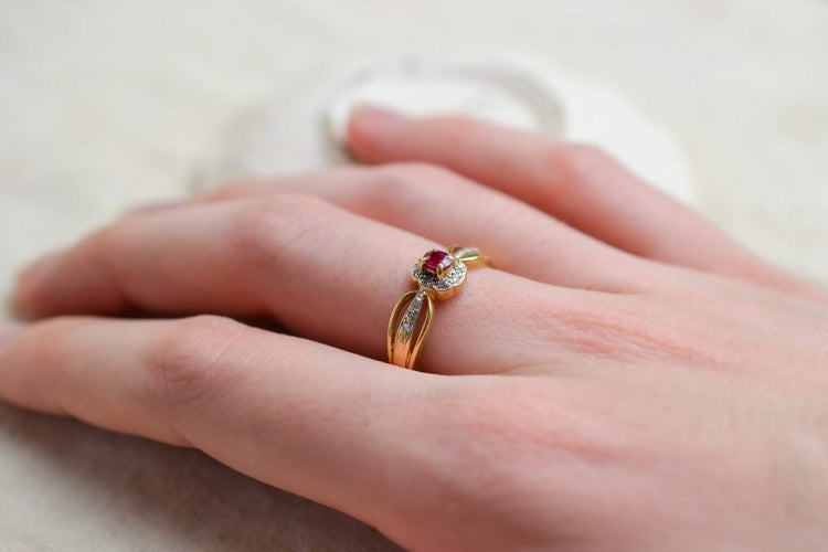 Bague 58 Bague ajourée entourage en or jaune et rubis, diamants 58 Facettes 3747