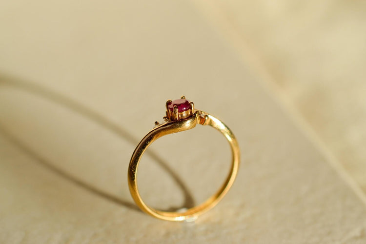 Bague 47.5 Bague volutes en or jaune 18 carats et rubis, diamants 58 Facettes 3715