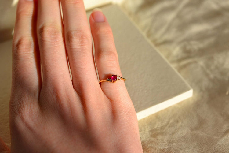 Bague 47.5 Bague volutes en or jaune 18 carats et rubis, diamants 58 Facettes 3715