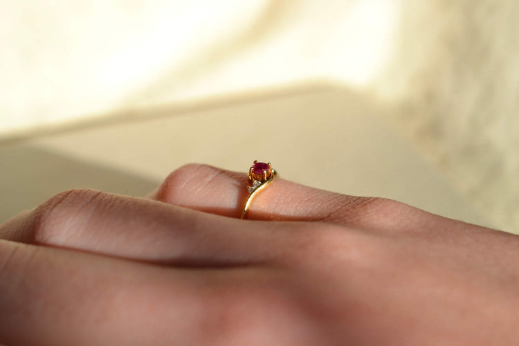 Bague 47.5 Bague volutes en or jaune 18 carats et rubis, diamants 58 Facettes 3715