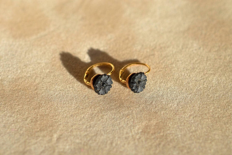 Boucles d'oreilles Boucles d’oreilles dormeuses fleur en or jaune et jais 58 Facettes 3762