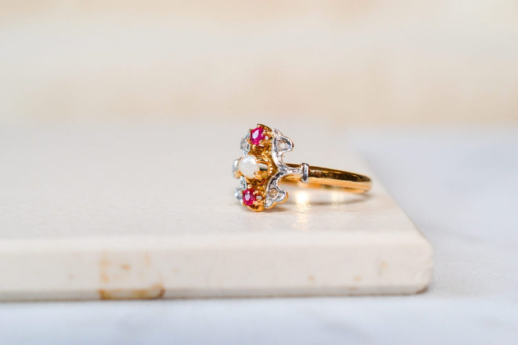 Bague 53.5 Bague fleuron en or jaune et or blanc, rubis, diamants et demi-perle 58 Facettes 3735