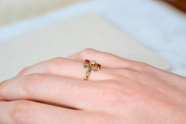 Bague 53.5 Bague fleuron en or jaune et or blanc, rubis, diamants et demi-perle 58 Facettes 3735