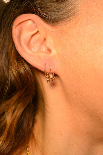 Boucles d'oreilles Collection Crush - Dormeuses décor gouvernail en or jaune 14 carats et perles 58 Facettes 3106