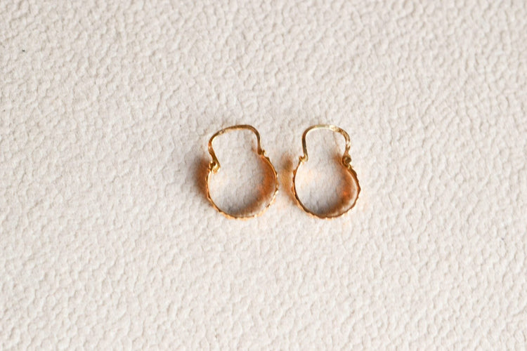 Boucles d'oreilles Boucles d’oreilles créoles ciselées en or jaune 18k 58 Facettes 3706