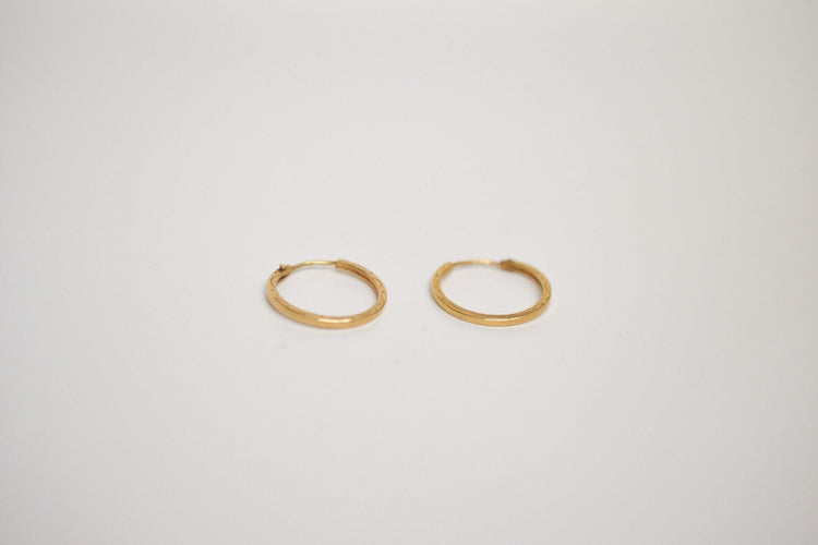 Boucles d'oreilles Boucles d’oreilles créoles gravées en or jaune 18 carats 58 Facettes 3651