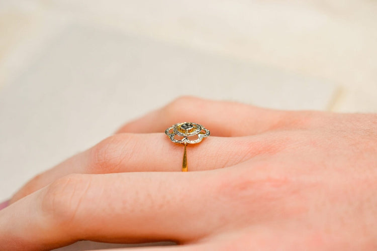 Bague 55 Bague fleur ajourée en or jaune et or blanc 18 carats 58 Facettes 3776