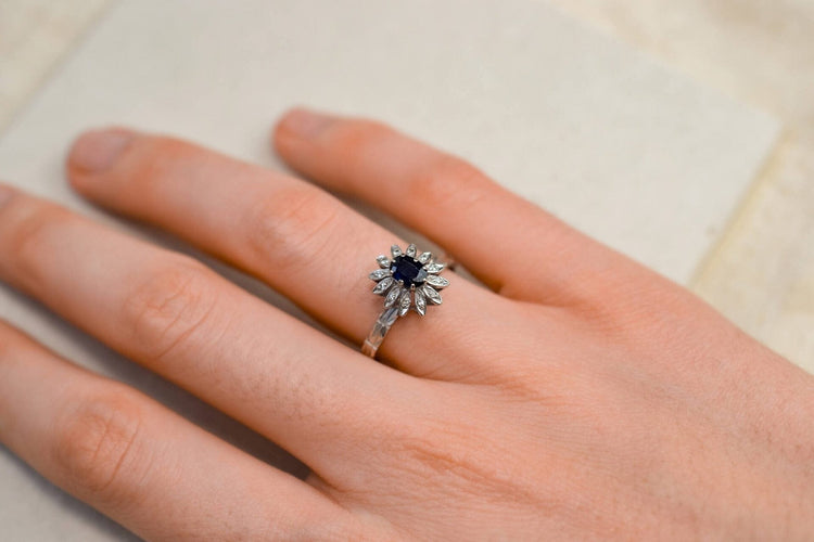 Bague 55 Bague Marguerite en or blanc et saphir, diamants 58 Facettes 3789