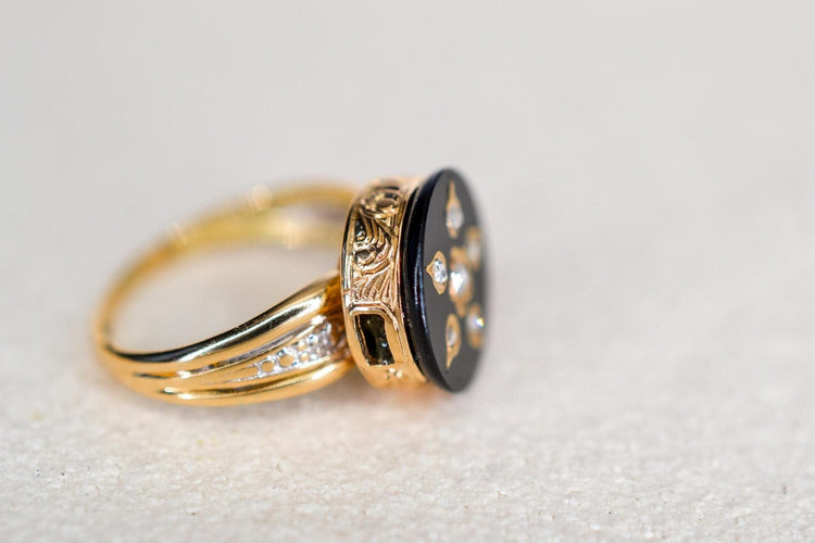 Bague 43 Bague de petit doigt ciselée en or jaune 18k, onyx et diamants 58 Facettes 3846