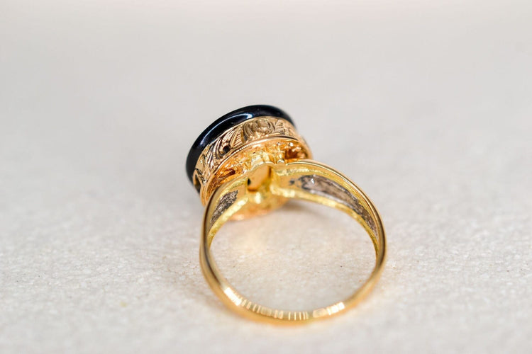 Bague 43 Bague de petit doigt ciselée en or jaune 18k, onyx et diamants 58 Facettes 3846
