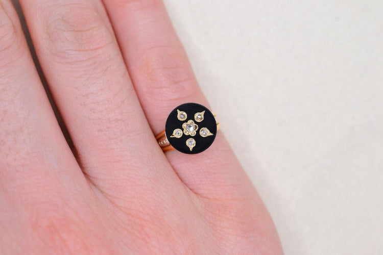 Bague 43 Bague de petit doigt ciselée en or jaune 18k, onyx et diamants 58 Facettes 3846