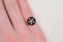 Bague 43 Bague de petit doigt ciselée en or jaune 18k, onyx et diamants 58 Facettes 3846