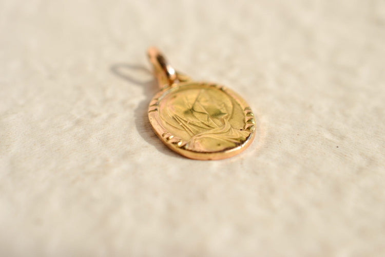 Pendentif Médaille mariale en or jaune 18 carats 58 Facettes 3530