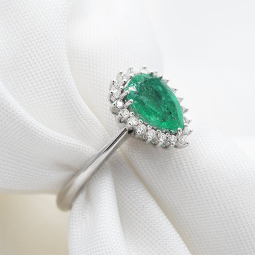 Bague 53 Bague en or blanc 18 ct avec émeraude de Colombie 0,94 ct et diamants 58 Facettes 7816