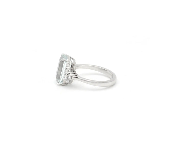 Bague 53 Bague en or blanc 18 kt avec aigue-marine 4,10 ct et diamants 0,35 ct 58 Facettes 14314