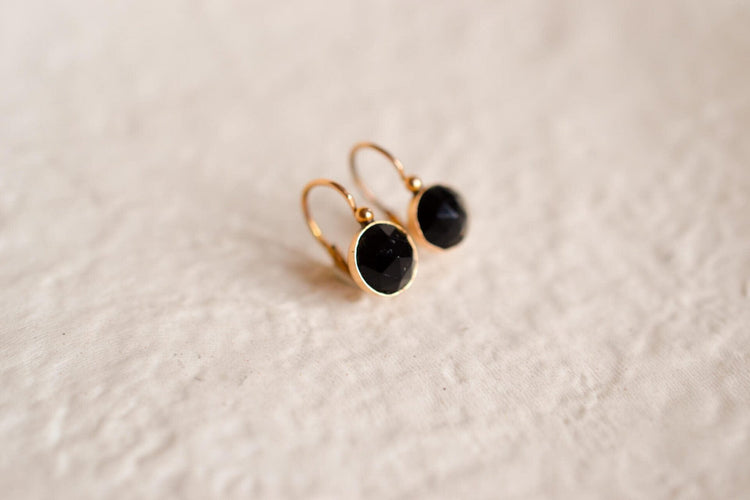 Boucles d'oreilles Boucles d’oreilles dormeuses en or jaune 18 carats et cristaux facettés 58 Facettes Ref3129