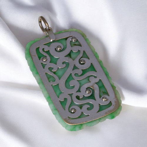 Pendentif Pendentif Art Déco en or blanc et jade sculpté, diamants 58 Facettes