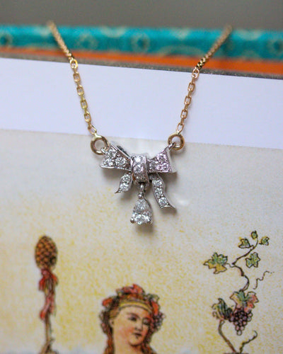 Pendentif Pendentif nœud style art déco pavé de diamants en or blanc et jaune 58 Facettes F1969