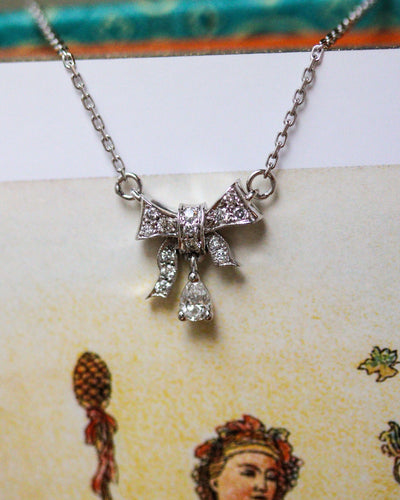 Pendentif Pendentif nœud Art déco pavé de diamants en or blanc 58 Facettes F1970