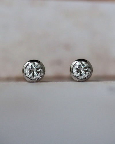 Boucles d'oreilles Boucles d'oreilles puces en or blanc et diamants 58 Facettes F2137