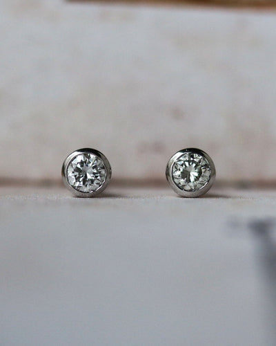 Boucles d'oreilles Boucles d'oreilles puces en or blanc et diamants 58 Facettes F2137