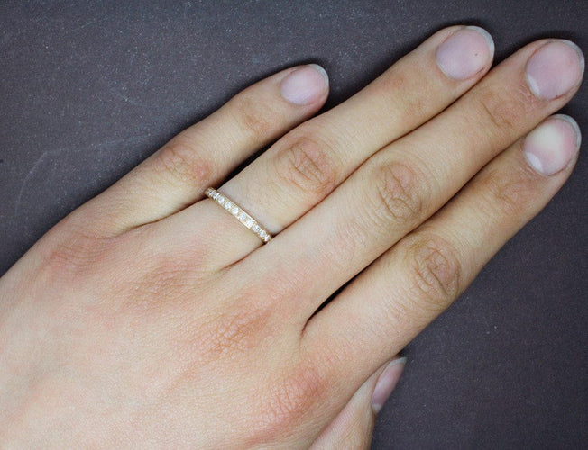 Bague 55 Alliance "Ruban" pavée en or jaune et diamants 58 Facettes F714