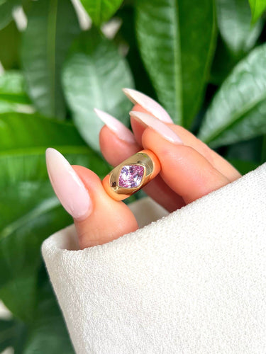 Bague 45 Chevalière losange en or jaune 18 carats avec saphir rose 1,37 ct 58 Facettes