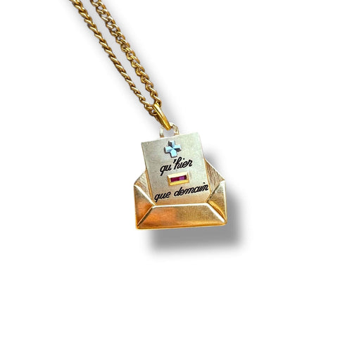 Pendentif Augis - Pendentif médaille d’amour lettre en or jaune 18K et rubis synthétiques 58 Facettes REF2555CF-323