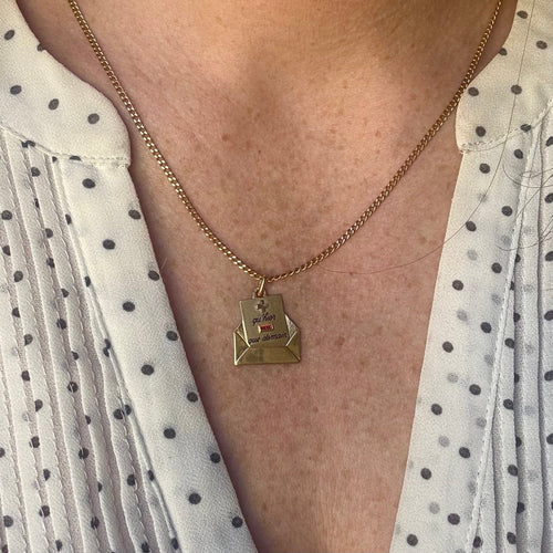 Pendentif Augis - Pendentif médaille d’amour lettre en or jaune 18K et rubis synthétiques 58 Facettes REF2555CF-323