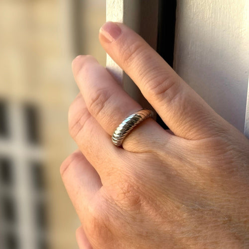 Bague 53 Boucheron - Anneau torsadé en or gris 18K 58 Facettes REF2554CF-322