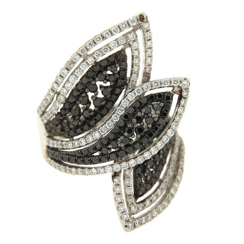 https://www.gioielleriaguidetti.it/wp-content/uploads/2018/05/G1842-anello-oro-bianco-brillanti-diamanti-bianchi-neri-3.jpg